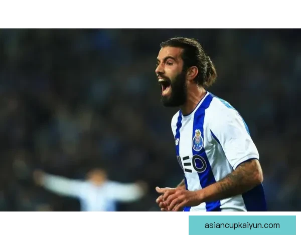 赫鲁斯蒂奇本赛季表现稳健，中场组织能力持续提升